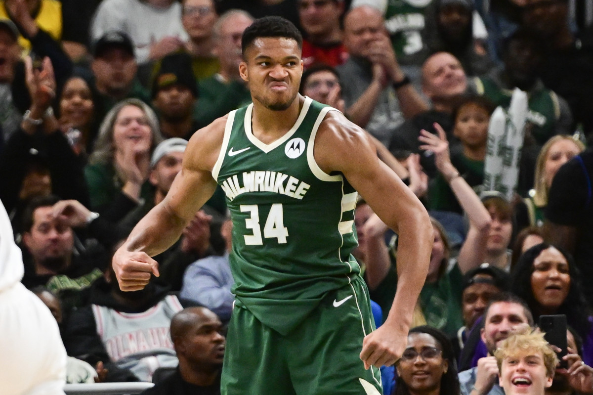 Milwaukee Bucks forward Giannis Antetokounmpo (34) 